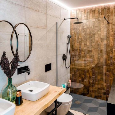 Las duchas se reinventan en 2026: estas son las tendencias que sustituyen a las mamparas clásicas