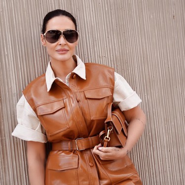 Las nuevas zapatillas New Balance con estampado animal print y plataforma son ideales para levantar looks básicos 