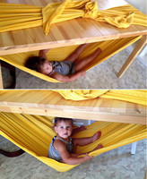 Haz una hamaca para tu bebé con una tela y una mesa