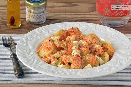Ensalada de patata y zanahoria con salsa cremosa de nueces. Receta saludable