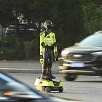 China ya ha puesto a robots policías a controlar el tráfico, pero no van a despedir a nadie. Están blindando los trabajos por ley