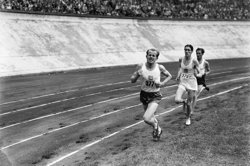 Los brutales entrenamientos de Emil Zatopek series de 60 x 400 metros durante diez días seguidos Los brutales entrenamientos de Emil Zatopek series de 60 x 400 metros durante diez días seguidos