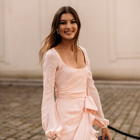 Sfera firma por menos de 22 euros el bolso de fiesta con flecos que toda invitada obsesionada con el rosa necesita  
