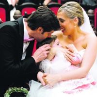 La bonita foto de una mamá casándose y amamantando