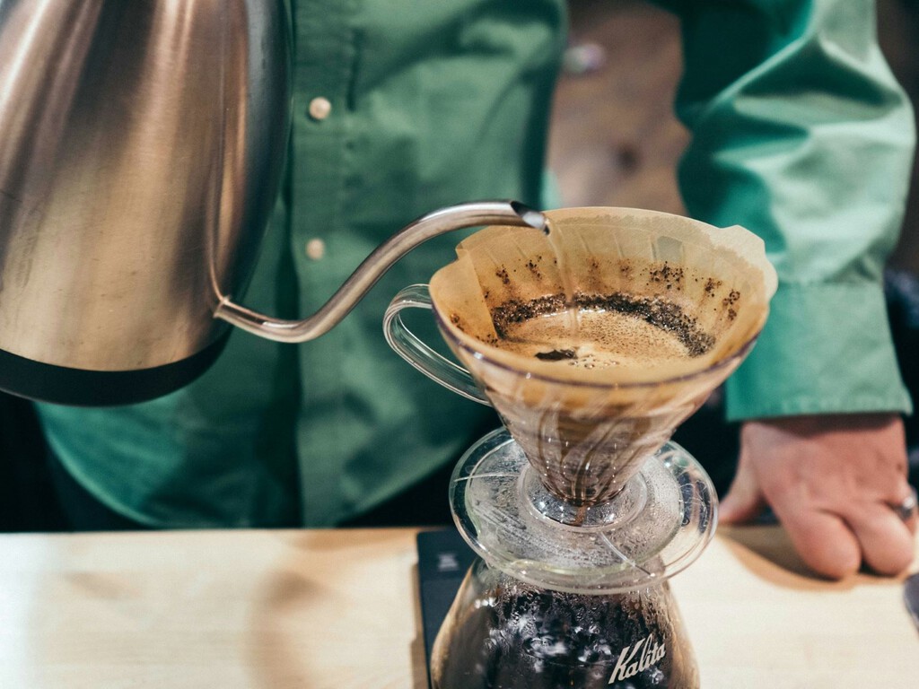Si cuelas el café de esta manera estás “dejando el sabor atrás”: los consejos de un barista experimentado para extraer todo el aroma