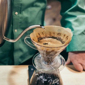 Si cuelas el café de esta manera estás “dejando el sabor atrás”: los consejos de un barista experimentado para extraer todo el aroma 