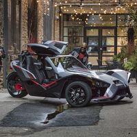 Un techo con alas de gaviota, más equipamiento y las mismas tres ruedas para el Polaris Slingshot Grand Touring LE