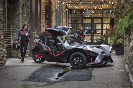 Un techo con alas de gaviota, más equipamiento y las mismas tres ruedas para el Polaris Slingshot Grand Touring LE