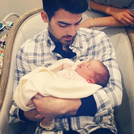 ¿Alguien tiene un babero para Joe Jonas? ¡Se le cae la baba con su sobri!