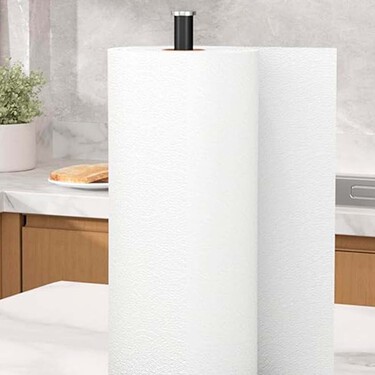 No era su función original, pero el portarrollos del papel de cocina se ha convertido en mi mejor aliado para secar botellas