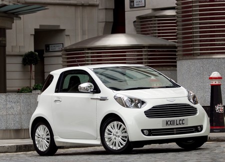 ¡Hay dos Aston Martin Cygnet a la venta! Dicho de otro modo, piden un millón por estos Toyota