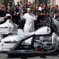 El Papa ha sacado a subasta su moto BMW por una buena causa. Ha superado el precio de un Porsche 911