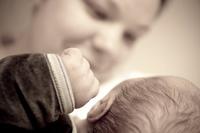 Levantar al bebé después del parto cuidando el suelo pélvico 