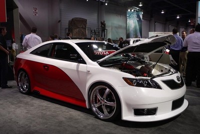 El sorprendente Toyota Camry con motor NASCAR