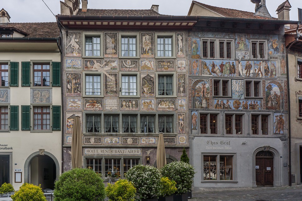 Stein am Rhein, donde las fachadas están pintadas con elaborados frescos 