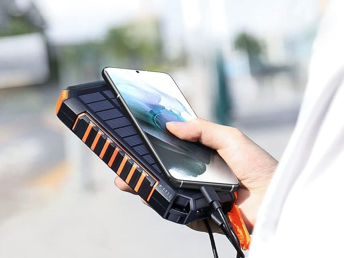 Las cuatro power banks solares con más capacidad para cargar tu móvil  cuando estás de camping