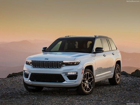 El Jeep Grand Cherokee 4xe 2023 ya tiene precios en México: mucho lujo y espacio con consumos de compacto