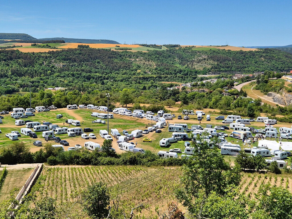 Este pueblo ha instalado bloques de hormigón para impedir el acceso a los viajeros y a las caravanas: "Había suciedad por todas partes"