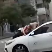 "Pensé que iba a morir cuando aceleró". Le roban su bulldog francés y salta al capó del coche del secuestrador en marcha