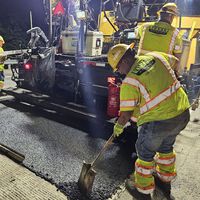Mientras aquí los socavones revientan ruedas, en Texas ya prueban un asfalto con plástico reciclado que aguanta mucho mejor el calor y el tráfico 