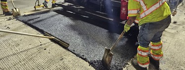 Mientras aquí los socavones revientan ruedas, en Texas ya prueban un asfalto con plástico reciclado que aguanta mucho mejor el calor y el tráfico 