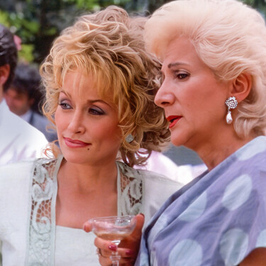 Ya está en Filmin la película de Dolly Parton y Julia Roberts que nos hará abrazar a nuestras amigas: mujeres impresionantes con looks de los 80s