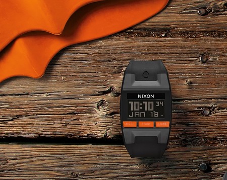 La nueva versión del reloj Comp de Nixon se alza como el compañero ideal del próximo verano