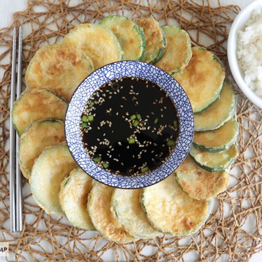 Hobak Jeon: calabacín rebozado al estilo coreano, receta ligera, crujiente y muy sencilla