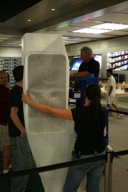 La invasión de los iPhone gigantes llega a las Apple Stores