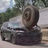 Una llanta salió volando y destrozó una camioneta: la cruda prueba de por qué hay que revisar el carro antes de salir a carretera 