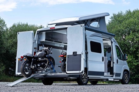 La Citroën Jumper Biker Solution es más que una camper, es una caravana con sitio para dos motos