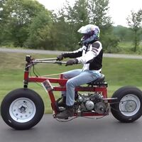 Alguien ha hecho una moto con piezas de bricolaje, y el resultado es totalmente absurdo pero funciona 