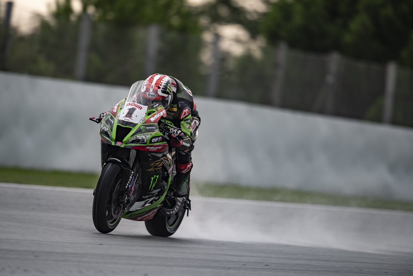 Jonathan Rea arrasa en solitario desde la pole para darle a Kawasaki una victoria en casa