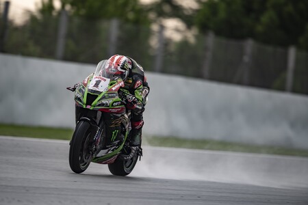 Jonathan Rea arrasa en solitario desde la pole para darle a Kawasaki una victoria en casa