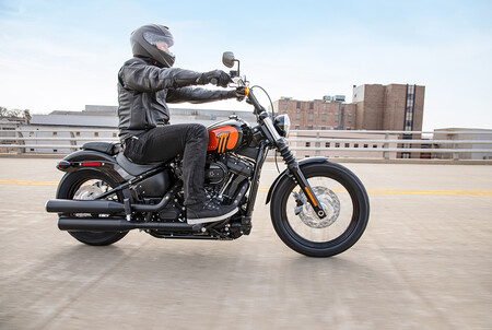 La Harley-Davidson Street Bob engorda hasta los 1.868 cc para los mismos 86 CV, por 16.800 euros