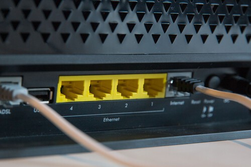 Son casi tan buenos como un cable Ethernet, pero solo si cumples estos requisitos: claves para llevar Internet a toda la casa con PLC  