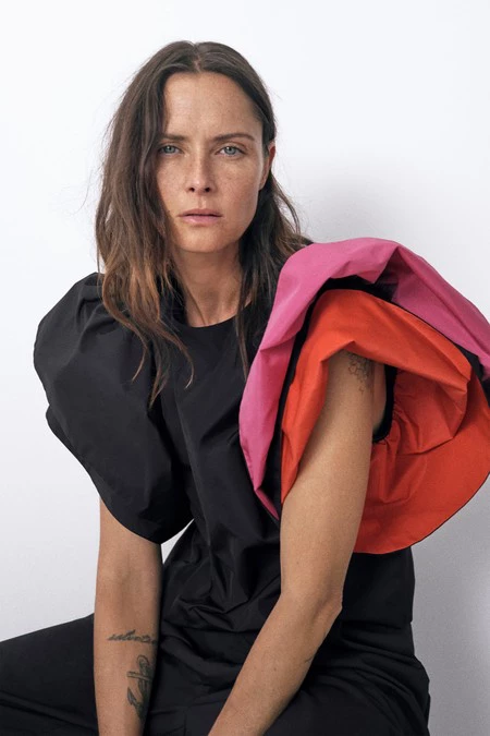 Estamos seguras de que las que más saben de moda ya han fichado el nuevo top de Zara que parece de alta costura (aunque no esté de rebajas)