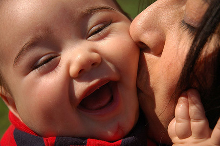 La foto de tu bebé: no hay nada como los besos de mamá