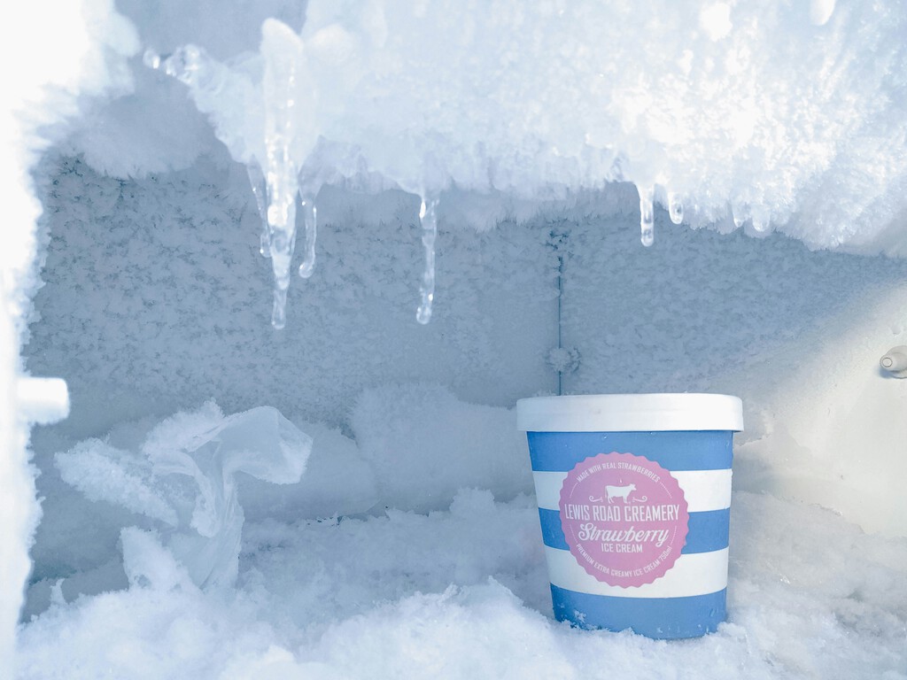 Este truco usa algo que todos tenemos en casa para quitar el hielo del congelador sin esfuerzo