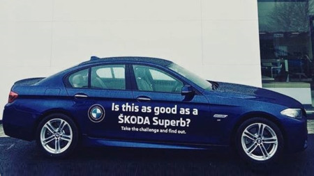 Este concesionario Škoda de Irlanda quiere que compares su Superb con un BMW Serie 5