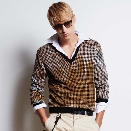 Los cuellos en "V" son el perfecto detalle en los looks de transición previo al otoño