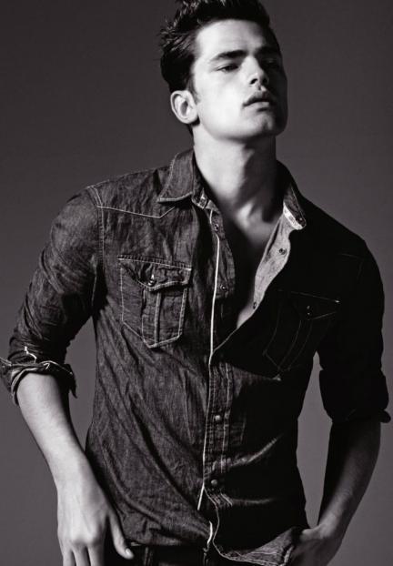 Armani Jeans y Sean O'pry, presentan las propuestas tejanas para el Otoño-Invierno 2012/2013