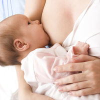 Una madre salva la vida de su bebé de ocho días que se asfixiaba