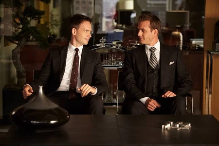 La serie de ficción Suits, nos ayuda a triunfar en nuestros looks de oficina