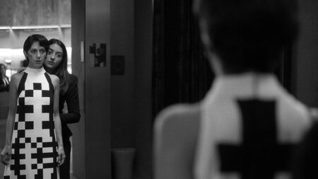 Dos Personas Intercambiando Saliva