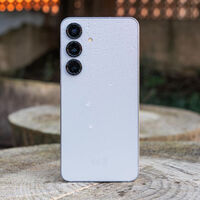 A este precio, difícil encontrar un móvil compacto mejor: es de Samsung y tiene un montón de años de actualizaciones 