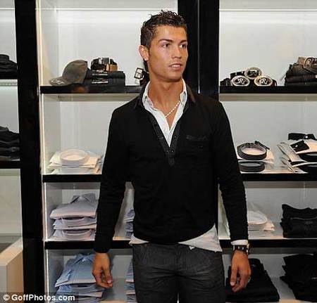 Cristiano Ronaldo monta una tienda