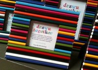 Una buena idea: un marco de fotos hecho con lápices de colores