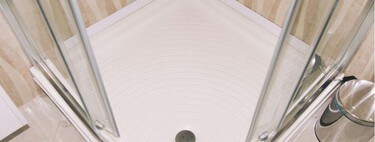 La zona del baño que más suciedad acumula: así se limpia la guía de la mampara