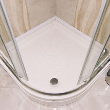 Cómo limpiar la junta inferior de la mampara de ducha cuando se empieza a poner negra